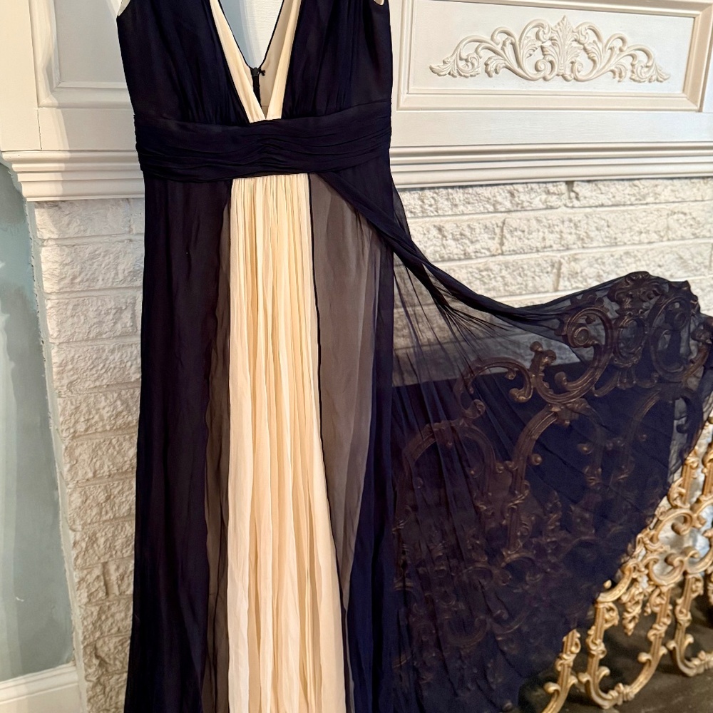 STUNNING DESIGNER FORMAL GOWN! LOWCUT SEXY! SIZE 8 (RUNS SMALL) FREE SHIPPING!